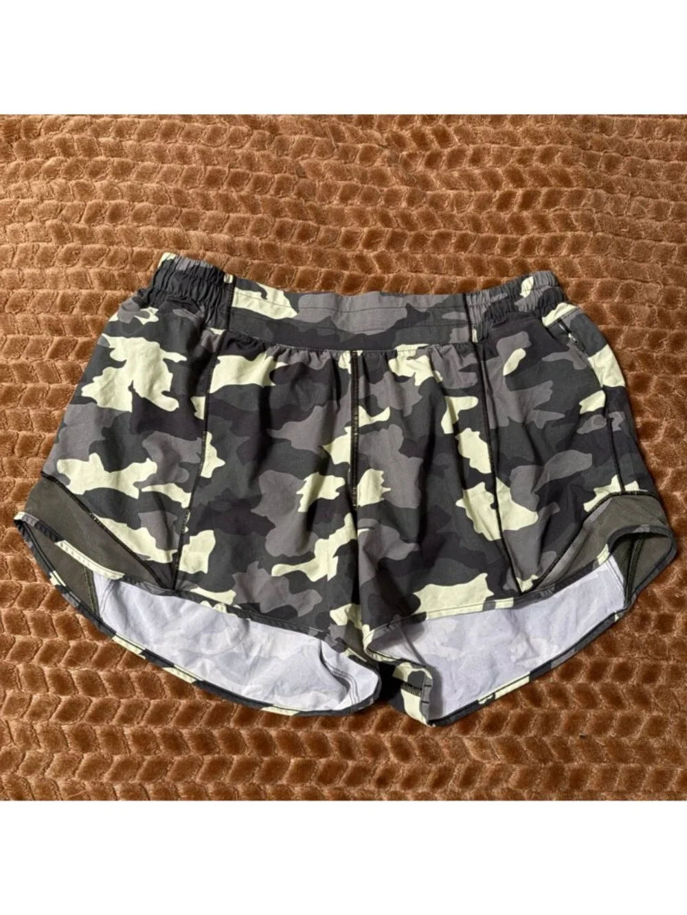 Like New Lululemon Hotty Hot Low Rise Short 4" Camo Green Swift Lined Size 10 - Picture 2 of 7